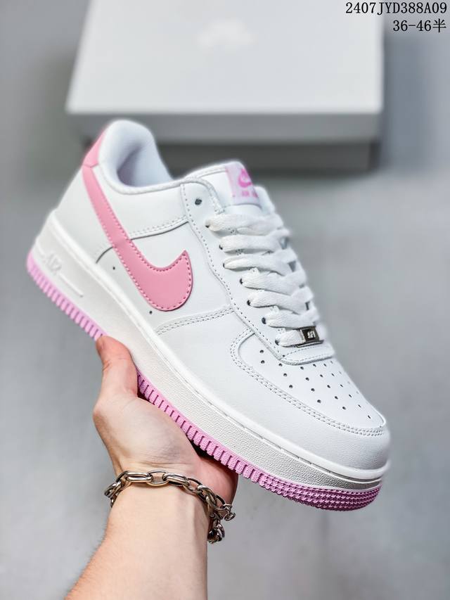 公司级带半码 Nk Air Force 1‘07 Low 空军一号低帮休闲板鞋 鞋款采用再生材料制成，混合了皮革、网眼和绒面革。侧面的双 Swooshes、“8