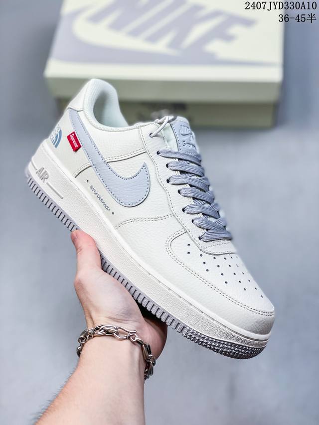 公司级带半码 Nk Air Force 1‘07 Low 空军一号低帮休闲板鞋 鞋款采用再生材料制成，混合了皮革、网眼和绒面革。侧面的双 Swooshes、“8