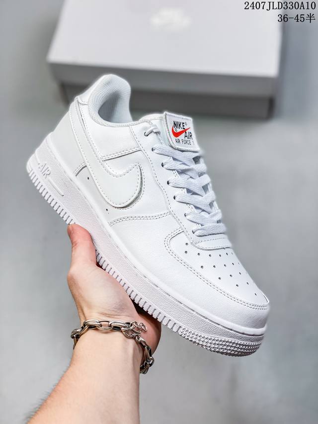 公司级带半码 Nk Air Force 1‘07 Low 空军一号低帮休闲板鞋 鞋款采用再生材料制成，混合了皮革、网眼和绒面革。侧面的双 Swooshes、“8