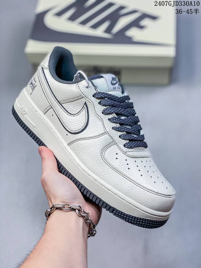 公司级带半码 Nk Air Force 1‘07 Low 空军一号低帮休闲板鞋 鞋款采用再生材料制成，混合了皮革、网眼和绒面革。侧面的双 Swooshes、“8