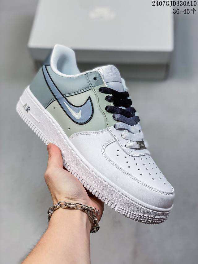 公司级带半码 Nk Air Force 1‘07 Low 空军一号低帮休闲板鞋 鞋款采用再生材料制成，混合了皮革、网眼和绒面革。侧面的双 Swooshes、“8