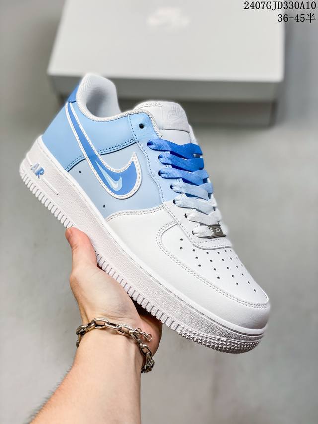 公司级带半码 Nk Air Force 1‘07 Low 空军一号低帮休闲板鞋 鞋款采用再生材料制成，混合了皮革、网眼和绒面革。侧面的双 Swooshes、“8