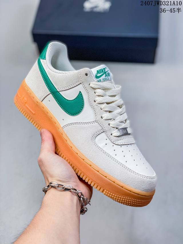 公司级耐克nike Air Force 1 Low 空军一号低帮百搭休闲运动板鞋。柔软、弹性十足的缓震性能和出色的中底设计，横跨复古与现代的外型结合，造就出风靡