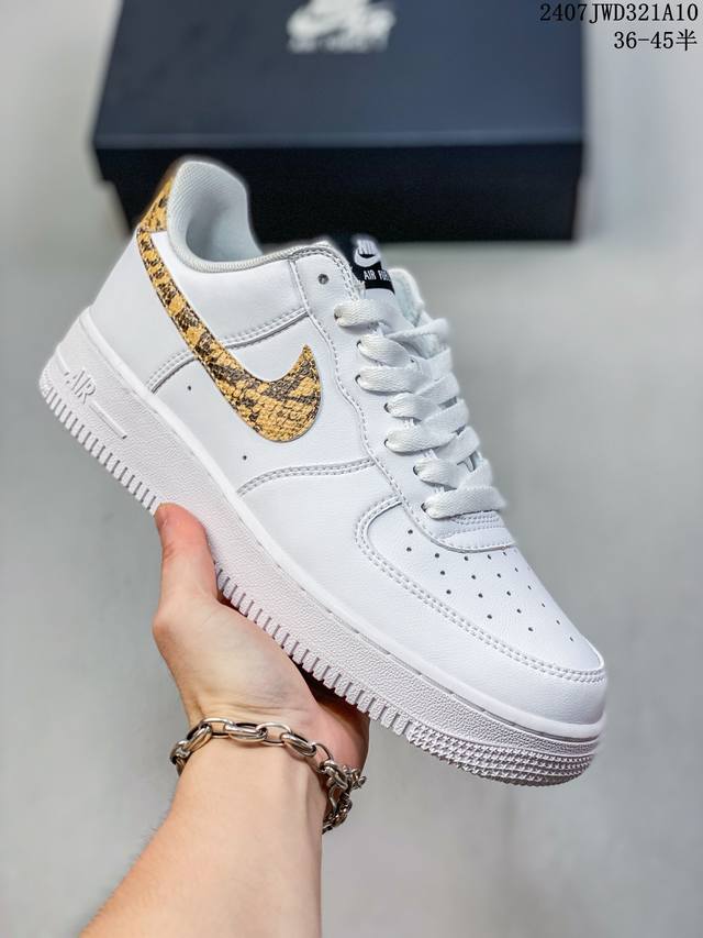 公司级耐克nike Air Force 1 Low 空军一号低帮百搭休闲运动板鞋。柔软、弹性十足的缓震性能和出色的中底设计，横跨复古与现代的外型结合，造就出风靡