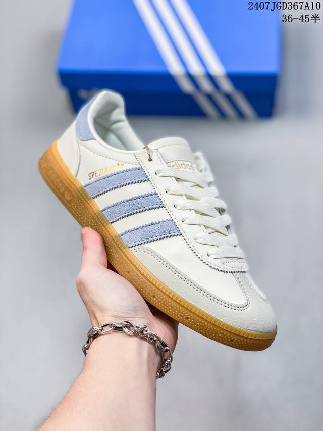 阿迪达斯 Adidas Originals Gazelle Indoor 复古三叶草防滑透明橡胶板鞋经典运动鞋。这款经典鞋,忠于原版设计,缀撞色三条纹和鞋跟饰片