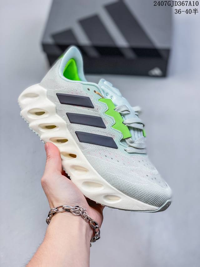 Adidas Switch Fwd 畅跑舒适tpu网布耐磨低帮 休闲跑步鞋男款 黑色，鞋底够软，比bondi脚感更软糯，走起路来像坐船的感觉; 全底有类似tpu