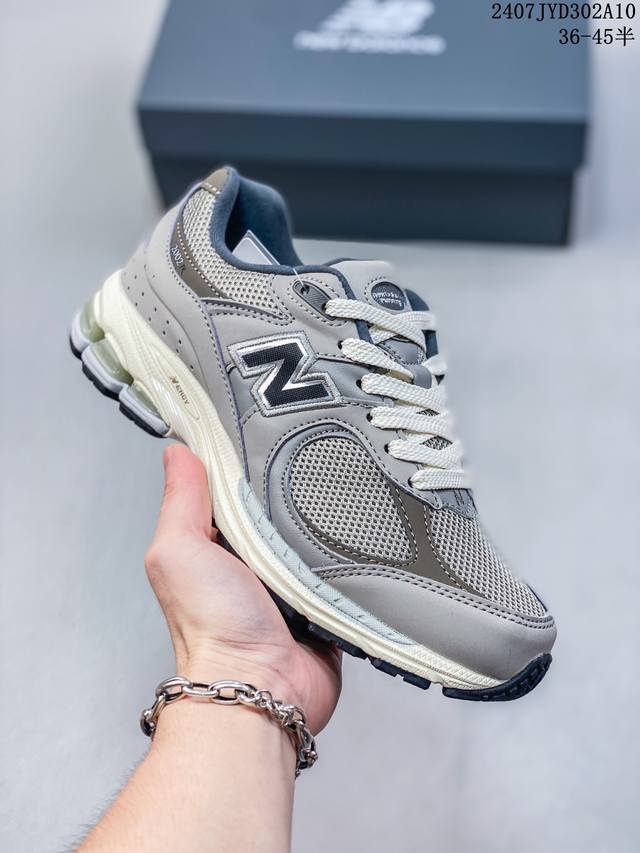 公司级new Balance 2002R 跑鞋 沿袭了面世之初的经典科技，以 Encap 中底配以升级版 N-Ergy 缓震物料。鞋面则采用特色的柔软麂皮搭以