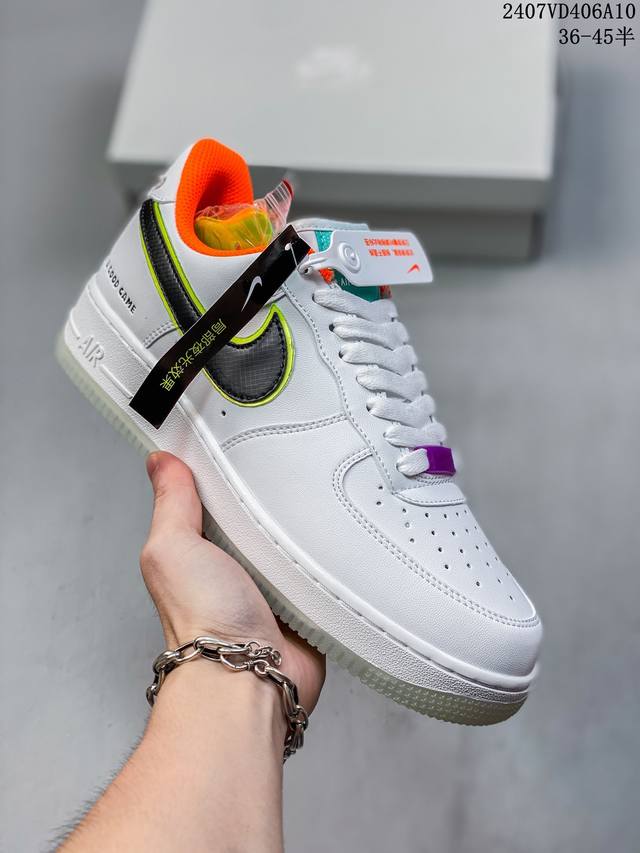 公司级耐克nike Air Force 1 Low 空军一号低帮百搭休闲运动板鞋。柔软、弹性十足的缓震性能和出色的中底设计，横跨复古与现代的外型结合，造就出风靡