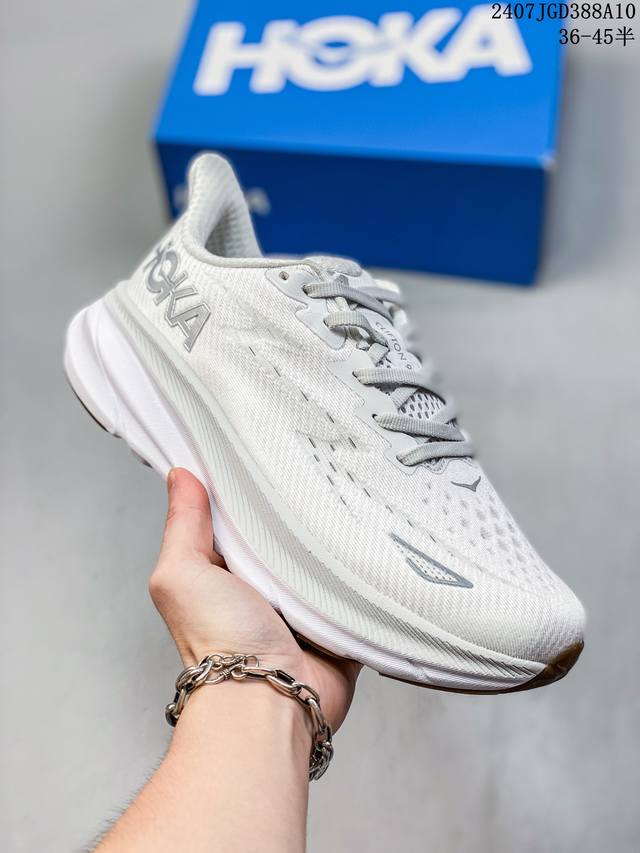 公司级小红书推荐hoka M Clifton 9 全新配色 这个品牌来自于新西兰的毛利语，Hoka表示大地，One One表示飞越，连起来就是飞越地平线，One