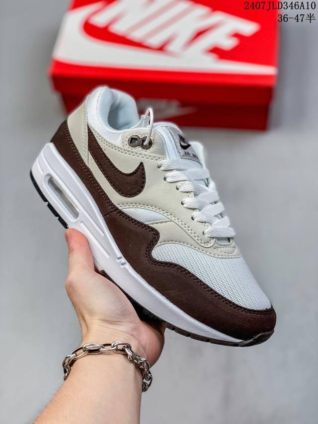 公司级耐克nike Air Max 1 Air Max 气垫 全新配色 鞋身材质均选择皮革 织物 多种材质覆盖，保证质感的前提下，层次感也相当不错。细节方面，除