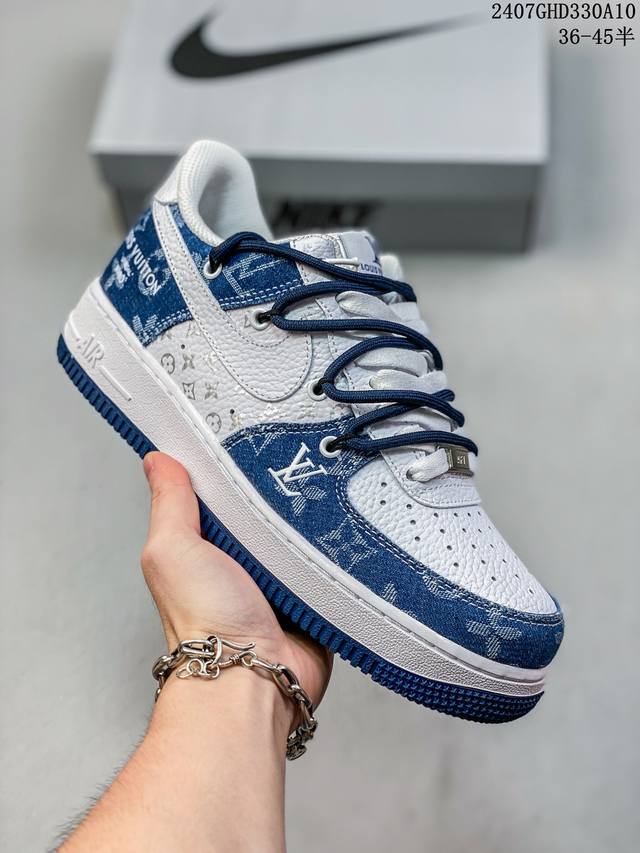 公司级带半码 Nk Air Force 1‘07 Low 空军一号低帮休闲板鞋 鞋款采用再生材料制成，混合了皮革、网眼和绒面革。侧面的双 Swooshes、“8