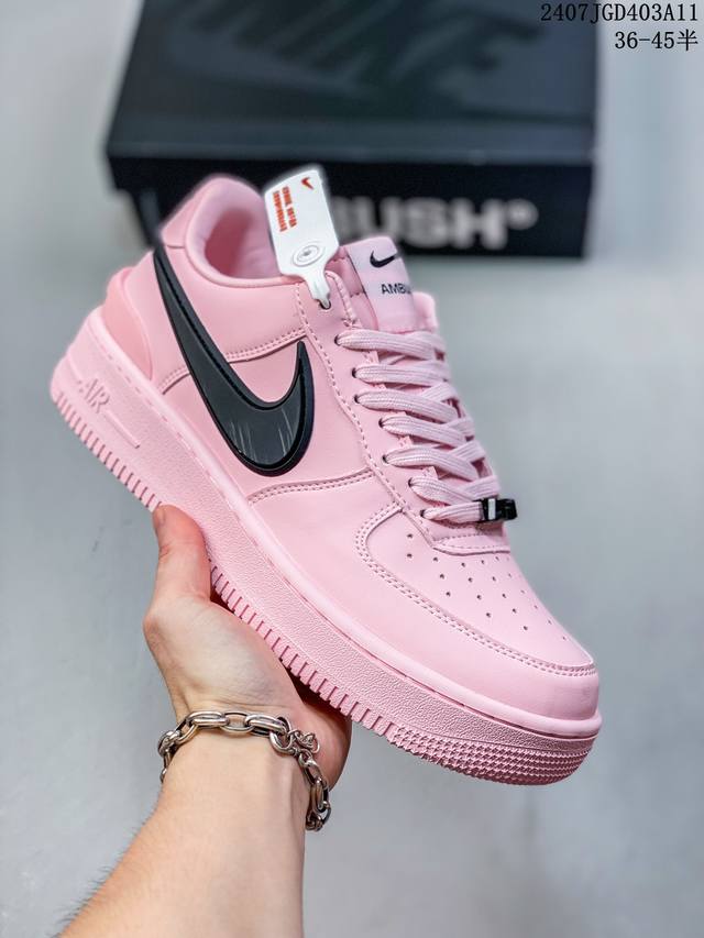 公司级带半码 耐克nike Air Force 1 Low 空军一号 Af1 低帮百搭厚底增高休闲运动板鞋。柔软、弹性十足的缓震性能和出色的中底设计，横跨复古与