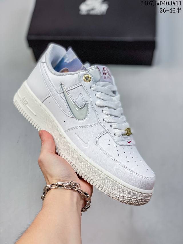 公司级带半码 耐克nike Air Force 1 Low 空军一号 Af1 低帮百搭厚底增高休闲运动板鞋。柔软、弹性十足的缓震性能和出色的中底设计，横跨复古与