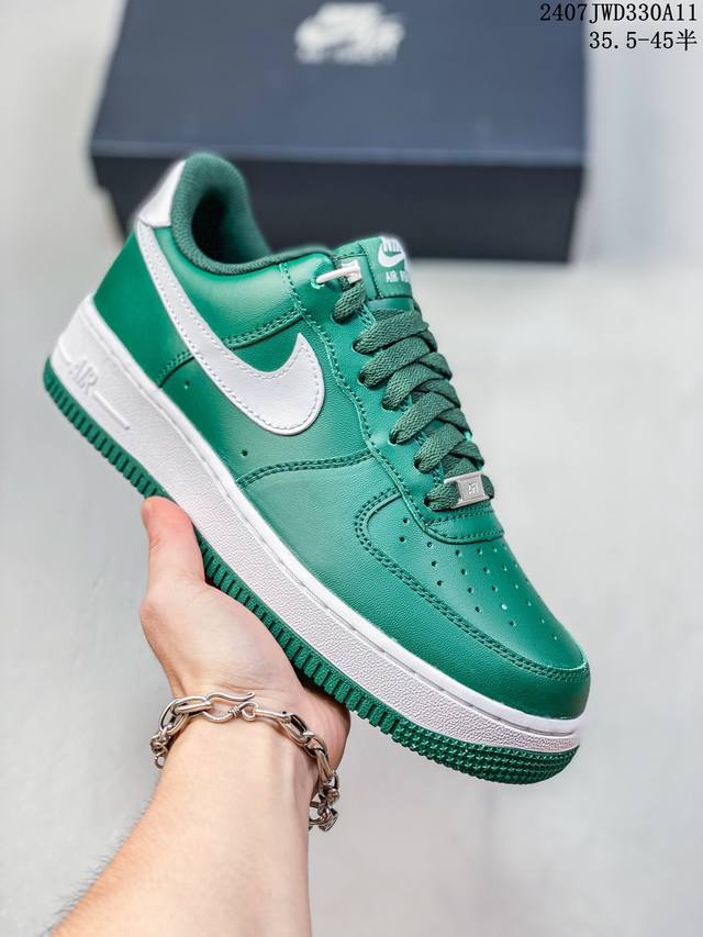 真标带半码 耐克nike Air Force 1 Low 空军一号 Af1 低帮百搭厚底增高休闲运动板鞋。柔软、弹性十足的缓震性能和出色的中底设计，横跨复古与现