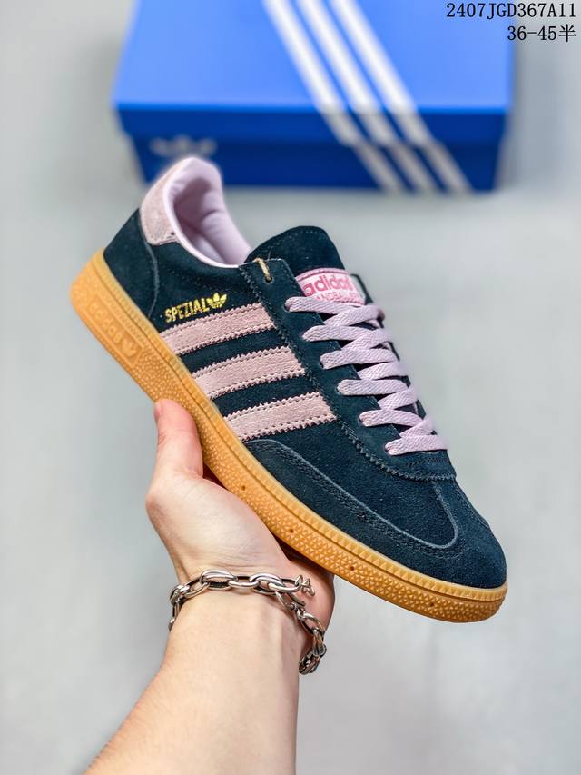 阿迪达斯 Adidas Originals Gazelle Indoor 复古三叶草防滑透明橡胶板鞋经典运动鞋。这款经典鞋,忠于原版设计,缀撞色三条纹和鞋跟饰片