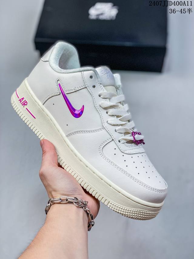 真标带半码 耐克nike Air Force 1 Low 空军一号 Af1 低帮百搭厚底增高休闲运动板鞋。柔软、弹性十足的缓震性能和出色的中底设计，横跨复古与现