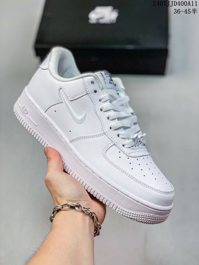 真标带半码 耐克nike Air Force 1 Low 空军一号 Af1 低帮百搭厚底增高休闲运动板鞋。柔软、弹性十足的缓震性能和出色的中底设计，横跨复古与现