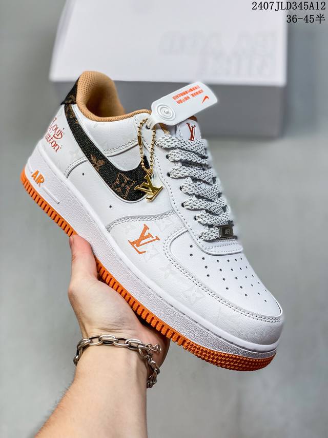 公司级耐克nike Air Force 1 Low 空军一号 低帮百搭休闲运动板鞋。柔软、弹性十足的缓震性能和出色的中底设计，横跨复古与现代的外型结合，造就出风