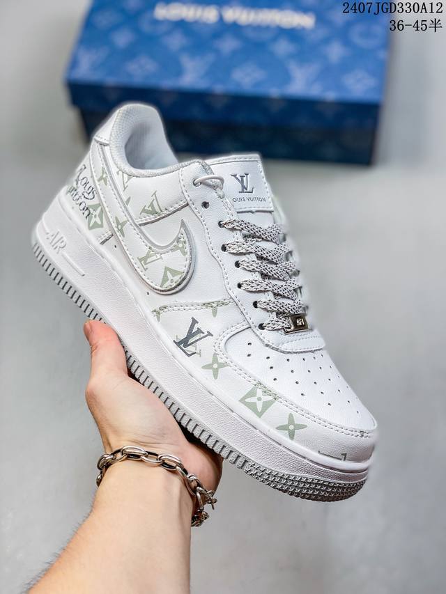 公司级带半码 耐克nike Air Force 1 Low 空军一号 Af1 低帮百搭厚底增高休闲运动板鞋。柔软、弹性十足的缓震性能和出色的中底设计，横跨复古与