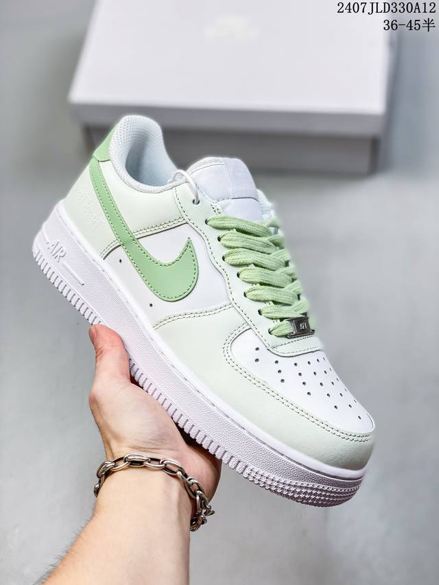 公司级带半码 耐克nike Air Force 1 Low 空军一号 Af1 低帮百搭厚底增高休闲运动板鞋。柔软、弹性十足的缓震性能和出色的中底设计，横跨复古与