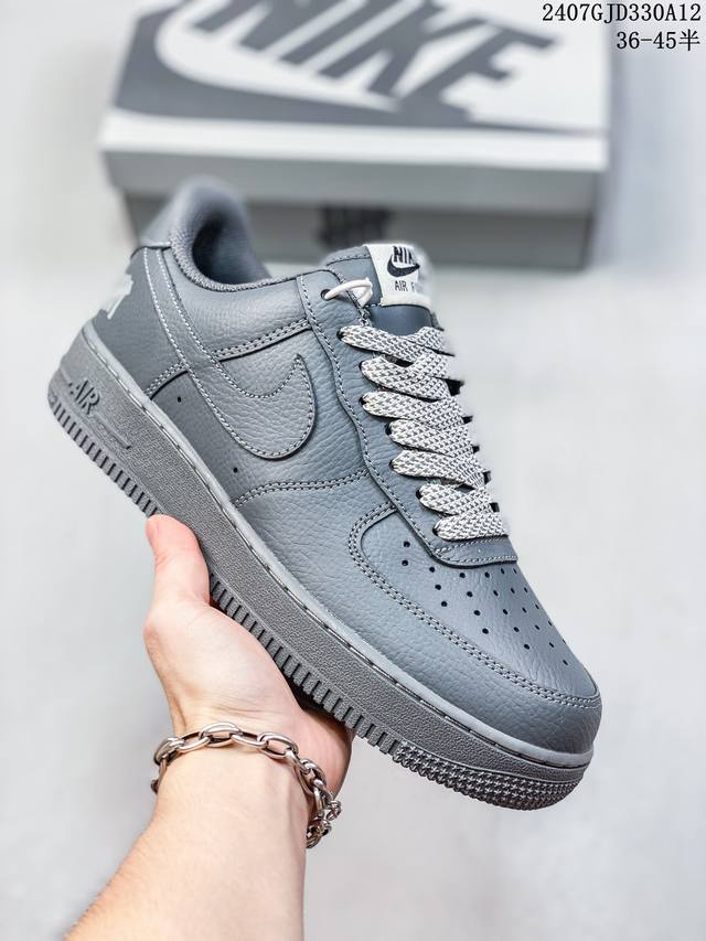 公司级带半码 耐克nike Air Force 1 Low 空军一号 Af1 低帮百搭厚底增高休闲运动板鞋。柔软、弹性十足的缓震性能和出色的中底设计，横跨复古与