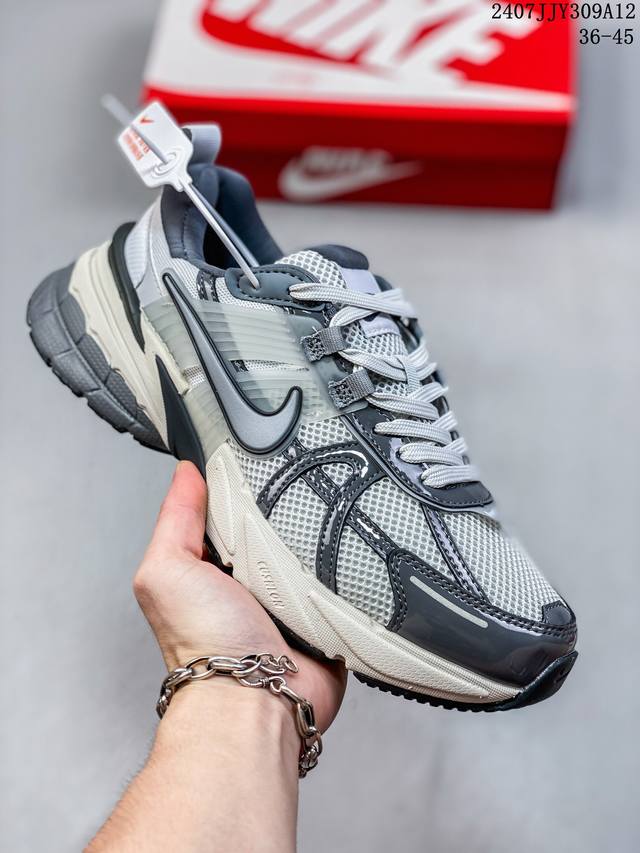 公司级耐克nike V2K Run跑步鞋复古风潮 网面透气运动鞋 灰银紧致的鞋面材质提供良好的包裹性鞋侧 Swoosh以及鞋头部分搭配增添不少亮点的镀铬细节鞋垫