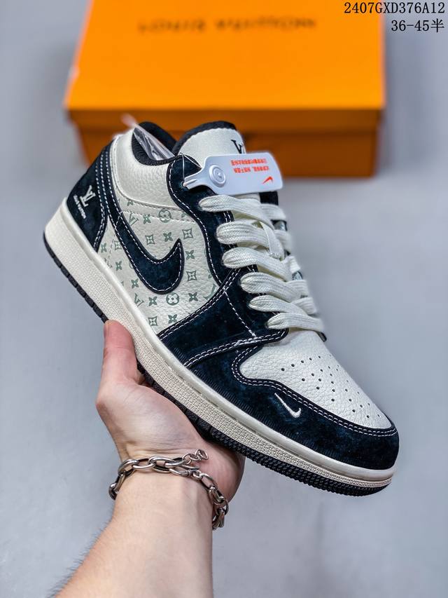 公司带半码 耐克nike Sb Dunk Low 扣篮系列复古低帮休闲运动滑板板鞋。采用脚感柔软舒适zoomair气垫，有效吸收滑板等极限运动在落地时带来的冲击