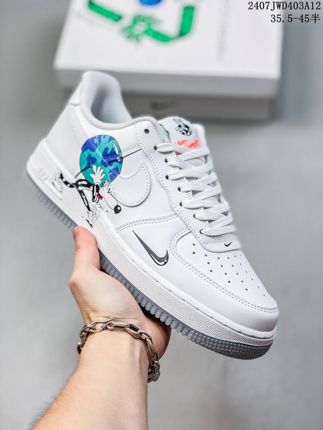 公司级带半码 耐克nike Air Force 1 Low 空军一号 Af1 低帮百搭厚底增高休闲运动板鞋。柔软、弹性十足的缓震性能和出色的中底设计，横跨复古与