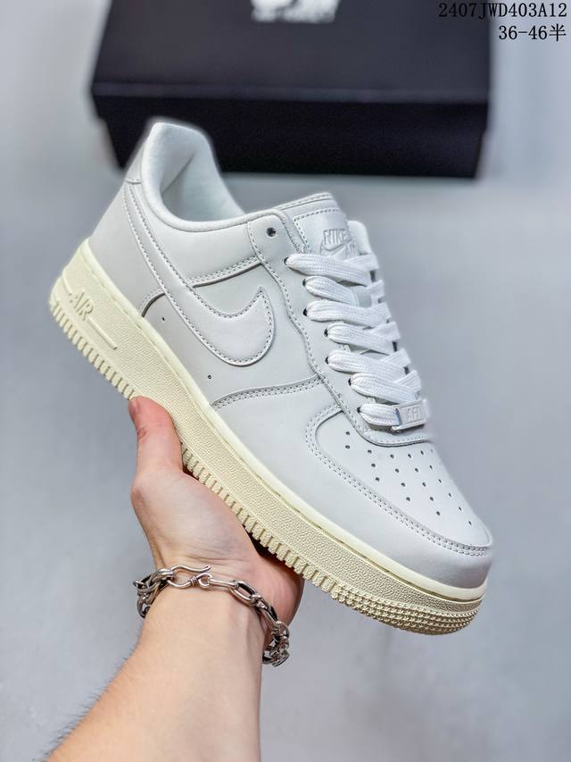 公司级带半码 耐克nike Air Force 1 Low 空军一号 Af1 低帮百搭厚底增高休闲运动板鞋。柔软、弹性十足的缓震性能和出色的中底设计，横跨复古与