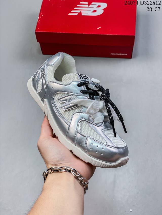 Miumiu X New Balance 人气联名 意大利奢侈品牌 缪缪联名款低帮经典复古休闲运动慢跑鞋#鞋款采用解构和轻盈的设计，彷旧的布料包覆着 New B