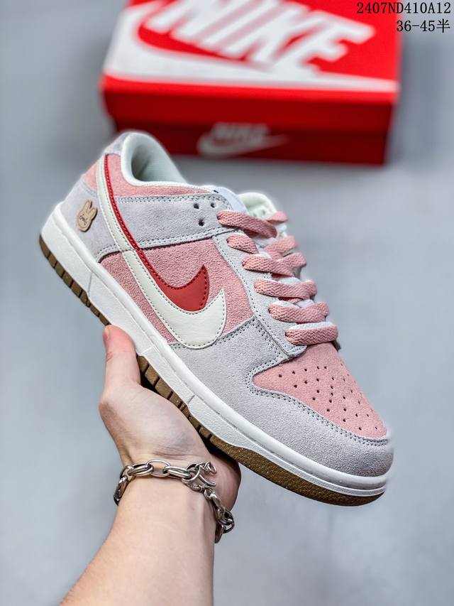 公司带半码 耐克nike Sb Dunk Low 扣篮系列复古低帮休闲运动滑板板鞋。采用脚感柔软舒适zoomair气垫，有效吸收滑板等极限运动在落地时带来的冲击