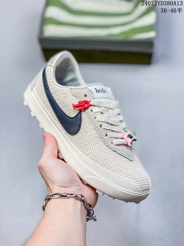 公司级bode X Nike Astro Grabber 第一双米色款，鞋面由独特编织纹理覆盖，鞋带点缀有小配饰，整体营造出的氛围感十分清新。鞋侧的 Swoos