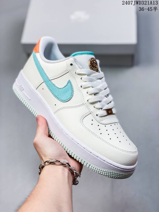 公司级带半码 耐克nike Air Force 1 Low 空军一号 Af1 低帮百搭厚底增高休闲运动板鞋。柔软、弹性十足的缓震性能和出色的中底设计，横跨复古与