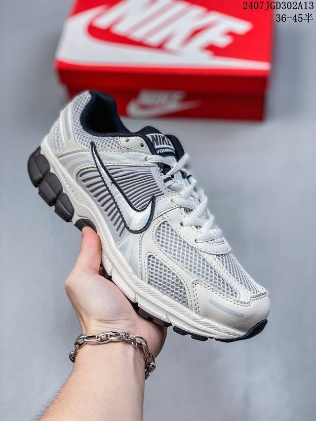 真标耐克nike Zoom Vomero 5 马拉松复古跑五代休闲运动慢跑鞋 采用环保纤维革饰片组合网眼布鞋面材质 升级正确后跟tpu加固 耐弯折热塑框架支撑鞋