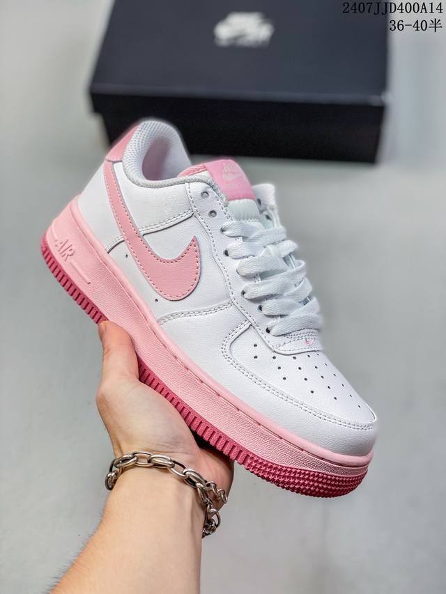 真标带半码 耐克nike Air Force 1 Low 空军一号 Af1 低帮百搭厚底增高休闲运动板鞋。柔软、弹性十足的缓震性能和出色的中底设计，横跨复古与现