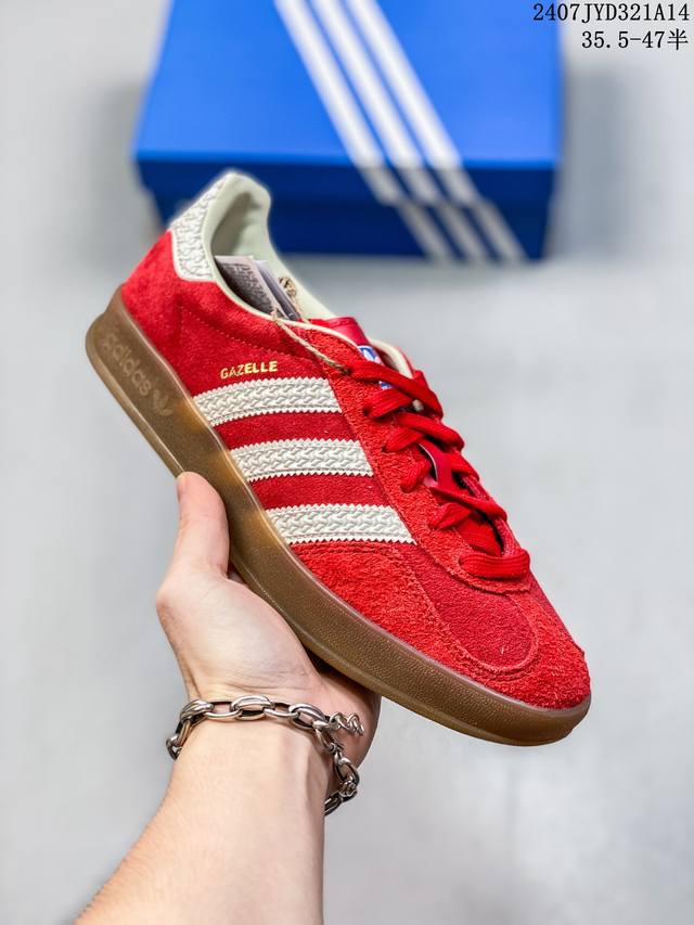 阿迪达斯adidas Originals Gazelle Indoor 三叶草复古休闲防滑耐磨低帮板鞋鞋款采用柔软的绒面革和耐用的皮革衬里融合在橡胶外底上，具有