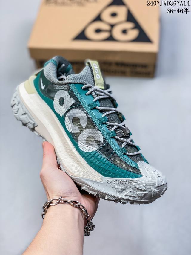 Nike Acg Mountain Fly Low Gtx Se 登山系列 运动鞋 采用匠心设计，打造耐穿迅疾风格，让你在沙漠、峡谷和深山中探险时也能像在城市一