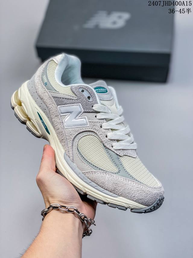 New Balance 2002 复古单品 鞋款延续了经典科技，升级版n-Ergy缓震物料机能与材质上脚太舒适了，鞋面的柔软麂皮搭配尼龙网布，特别透气而且还复古