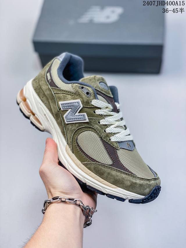 New Balance 2002 复古单品 鞋款延续了经典科技，升级版n-Ergy缓震物料机能与材质上脚太舒适了，鞋面的柔软麂皮搭配尼龙网布，特别透气而且还复古