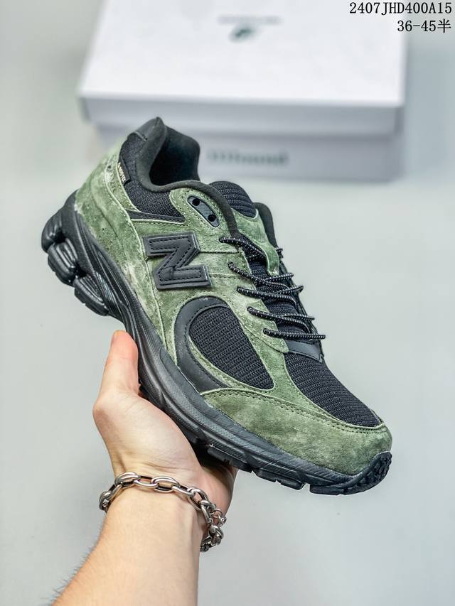 New Balance 2002 复古单品 鞋款延续了经典科技，升级版n-Ergy缓震物料机能与材质上脚太舒适了，鞋面的柔软麂皮搭配尼龙网布，特别透气而且还复古