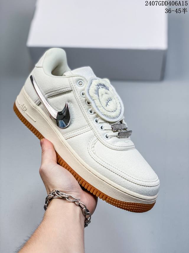 Nike Air Force 1 Af 100周年 空军一号经典低帮帆布板鞋“反光魔术贴替换勾”采用轻便的帆布材质结合炫彩 3M 反光线条元素打造鞋身，鞋侧 S