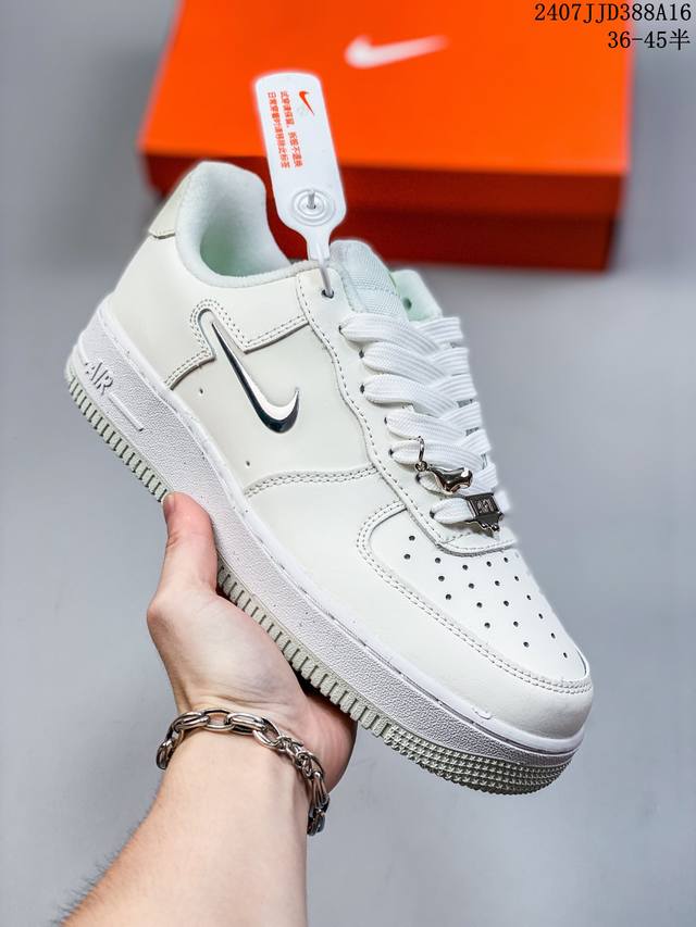 真标带半码 耐克nike Air Force 1 Low 空军一号 Af1 低帮百搭厚底增高休闲运动板鞋。柔软、弹性十足的缓震性能和出色的中底设计，横跨复古与现