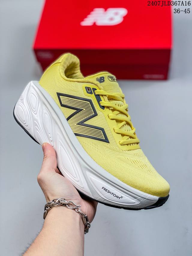 New Balance Nb Fresh Foam X More V3Tds防滑耐磨低帮跑步鞋 黑，拼接鞋面赋予双足出色的舒适感与酷爽体验。外观设计穿着简易，轻