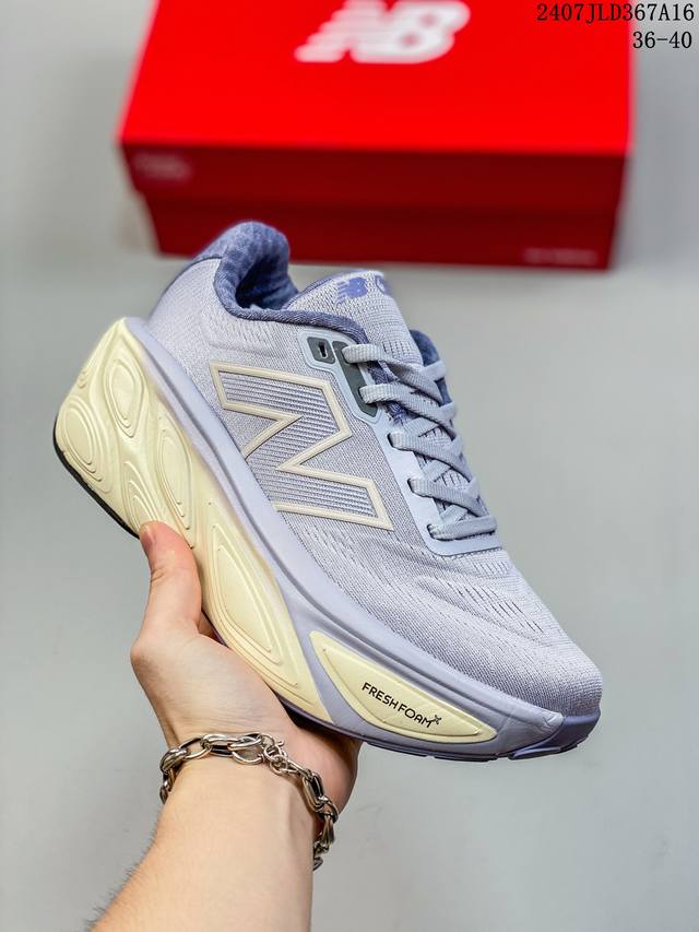 New Balance Nb Fresh Foam X More V3Tds防滑耐磨低帮跑步鞋 黑，拼接鞋面赋予双足出色的舒适感与酷爽体验。外观设计穿着简易，轻