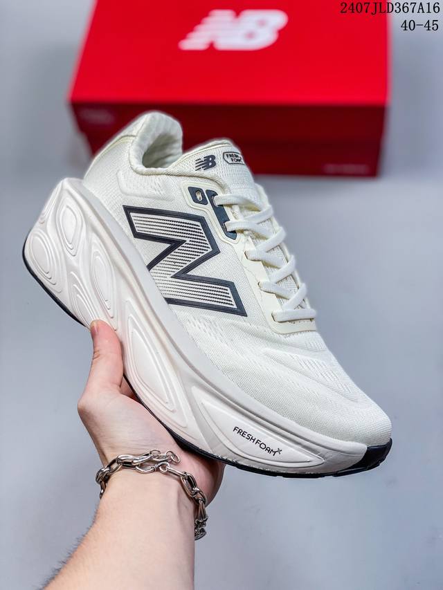 New Balance Nb Fresh Foam X More V3Tds防滑耐磨低帮跑步鞋 黑，拼接鞋面赋予双足出色的舒适感与酷爽体验。外观设计穿着简易，轻