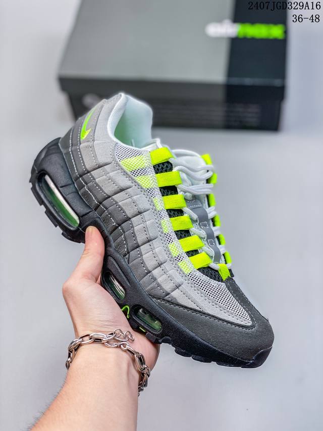 Nk Air Max 95 复古减震气垫跑鞋 经典重温 外单专供大厂出品 品质稳定 一百余色 终端操作 鞋款设计灵感源于人体构造 中底设计基于人体的脊柱构造 是