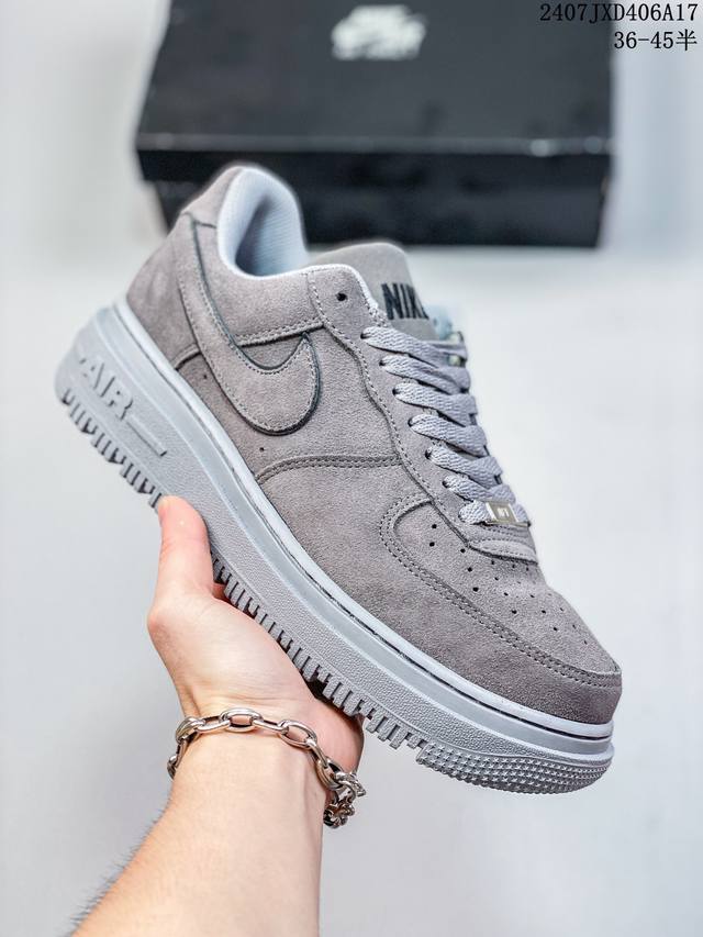 耐克nike Air Force 1 Low 空军一号低帮百搭休闲运动板鞋。柔软、弹性十足的缓震性能和出色的中底设计，横跨复古与现代的外型结合，造就出风靡全球三