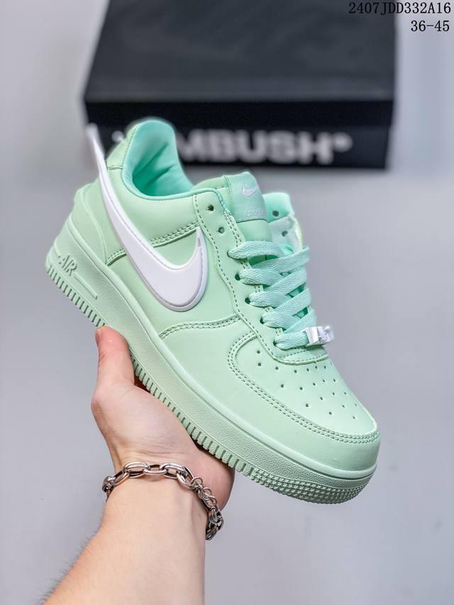 真标耐克 空军一号 Af1 低帮休闲板鞋 Ambush X Nk Air Force 1‘07 Low Sp 空军一号联名标志性的swoosh延伸至鞋跟之外，鞋