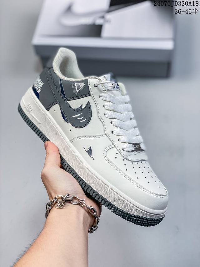 公司级带半码 耐克nike Air Force 1 Low 空军一号 Af1 低帮百搭厚底增高休闲运动板鞋。柔软、弹性十足的缓震性能和出色的中底设计，横跨复古与