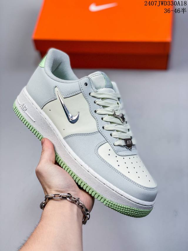 公司级带半码 耐克nike Air Force 1 Low 空军一号 Af1 低帮百搭厚底增高休闲运动板鞋。柔软、弹性十足的缓震性能和出色的中底设计，横跨复古与